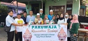 pakuwaja Berbagi berkah di bulan suci Ramadhan, Paguyuban Keluarga Jawa (Pakuwaja) Kabupaten Malinau dalam sepekan ini telah menyalurkan ratusan bingkisan pada warga. Bingkisan berupa paket sembako di Malinau, Kaltara