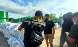 Pemeriksaan Peti Kemas milik tersangka tambang emas ilegal Pemeriksaan Peti Kemas milik tersangka tambang emas ilegal oleh Ditreskrimsus Polda Kaltara bersama Bea Cukai di Pelabuhan Malundung Kota Tarakan, Kalimantan Utara. (Dok: Ditreskrimsus Polda Kaltara)