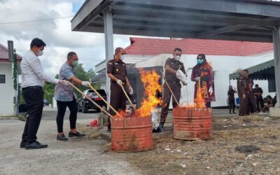 IMG-20250220-WA0056 Kepala Kajaeri memusnahkan barang bukti perkara yang telah inkrah.