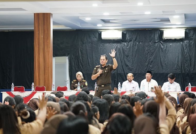 Kejaksaan Tinggi (Kejati) Banten melakukan penyuluhan kesadaran hukum kepada siswa-siswi SMK Waskito, Tangerang Selatan