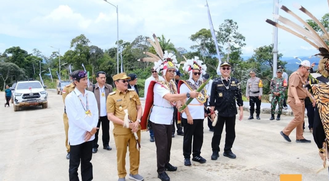 Sekretaris Badan Nasional Pengelola Perbatasan (BNPP) Republik Indonesia, Komjen Pol Makhruzi Rahman, melakukan kunjungan kerja ke Pos Lintas Batas Negara (PLBN) Long Nawang di Kecamatan Kayan Hulu, Kabupaten Malinau, Kalimantan Utara,