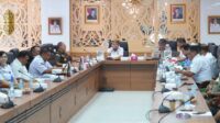 WhatsApp Image 2025-05-08 at 08.05.12 Pemerintah Provinsi Kalimantan Utara (Pemprov Kaltara) melalui Badan Pendapatan Daerah (Bapenda) menggelar Rapat Tim Satuan Tugas (Satgas) Pengendalian dan Pengawasan Bahan Bakar Kendaraan Bermotor di Ruang Rapat Kantor Gubernur Kaltara lantai 4