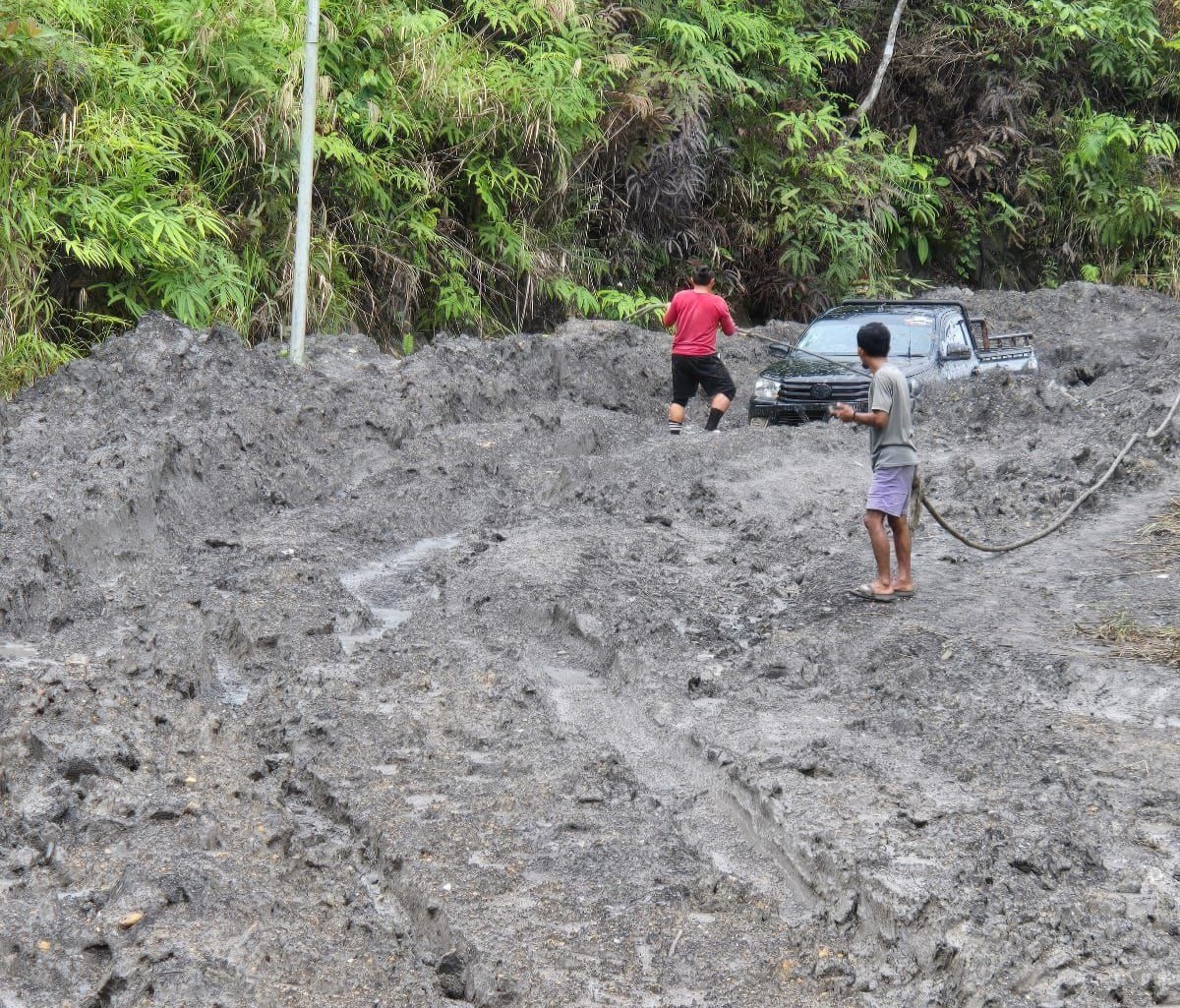 Jalan Menuju Perbatasan di Kayan Hulu Rusak Parah, Warga Kesulitan Akses