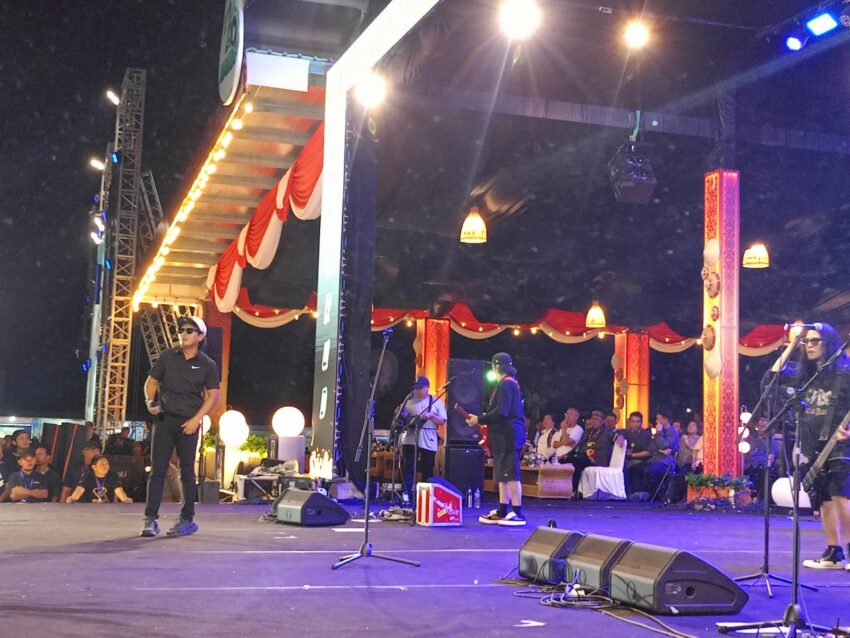 Band Jamrud. Momen penampilan Band Jamrud setelah penampilan Juicy Luicy di Panggung Budaya Padan Liu' Burung Malinau pada gelaran Festival Budaya IRAU ke-11 Malinau.