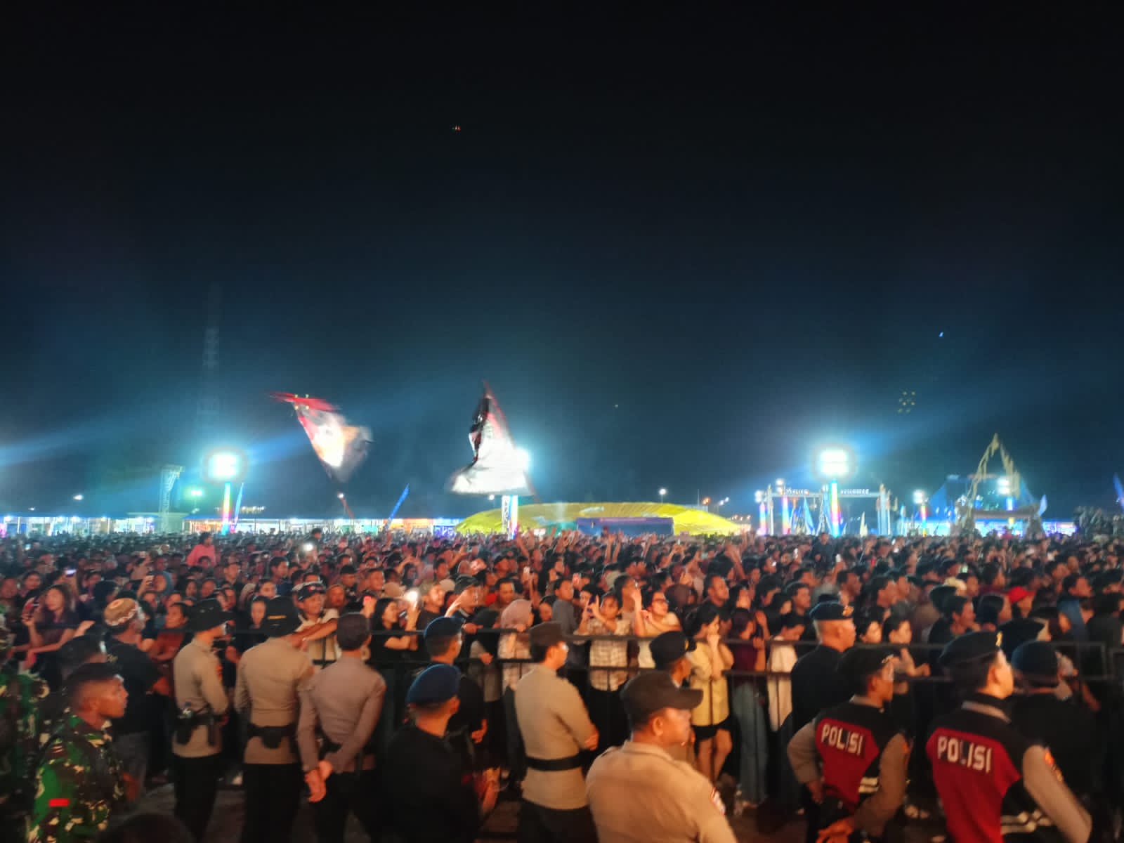 Momen antusias ribuan penonton saat menyaksikan penampilan Band Juicy Luicy dan Jamrud pada gelaran Festival Budaya IRAU ke-11 dalam rangka HUT Ke- 26 Kabupaten Malinau.