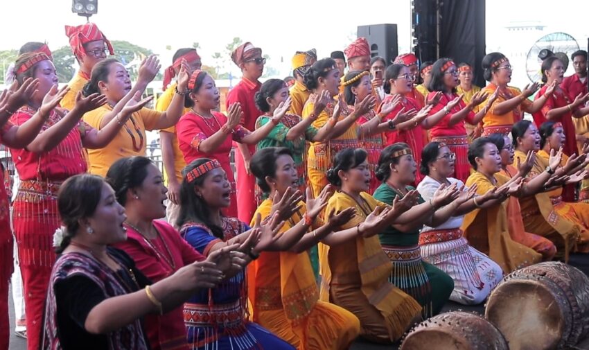 Penampilan paguyuban Toraja. Penampilan keberagaman Adat dan Budaya Paguyuban Toraja pada gelaran Festival Budaya IRAU ke-11 Malinau.