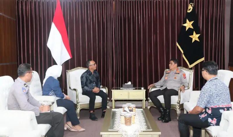 Pertemuan Polda Kaltara dan pihak Bank BRI Cabang Tanjung Selor. Pertemuan antara Polda Kaltara dan BRI Tanjung Selor di ruang kerja Kapolda menjadi langkah nyata dalam memperkuat inklusi keuangan sekaligus melindungi personel dari jeratan pinjaman online ilegal.