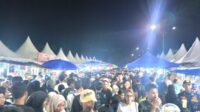 Para pengunjung festival Budaya IRAU ke-11 Malinau. Momen ribuan penonton saat berkunjung ke ratusan Stan para UMKM Malinau pada gelaran Festival Budaya IRAU ke-11 Tahun 2025.
