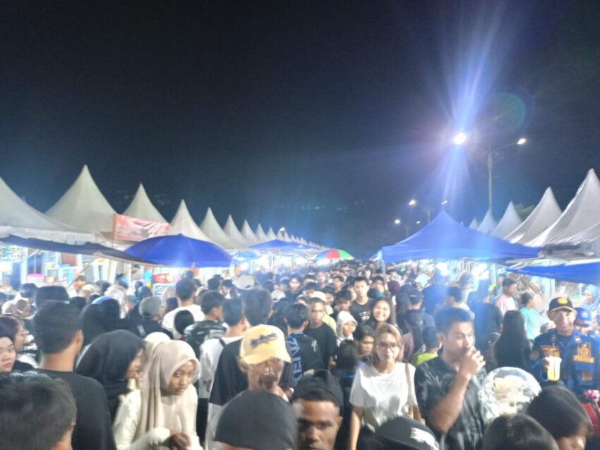 Para pengunjung festival Budaya IRAU ke-11 Malinau. Momen ribuan penonton saat berkunjung ke ratusan Stan para UMKM Malinau pada gelaran Festival Budaya IRAU ke-11 Tahun 2025.