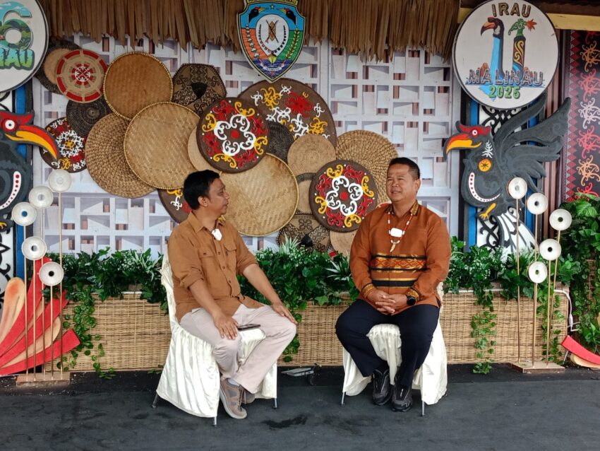 Dr. Ernes Silvanus. Ketua Panitia Pelaksana IRAU ke-11 Malinau, Dr. Ernes Silvanus saat berbincang dan menjelaskan terkait pelaksanaan kegiatan Festival Budaya IRAU ke-11 Malinau.