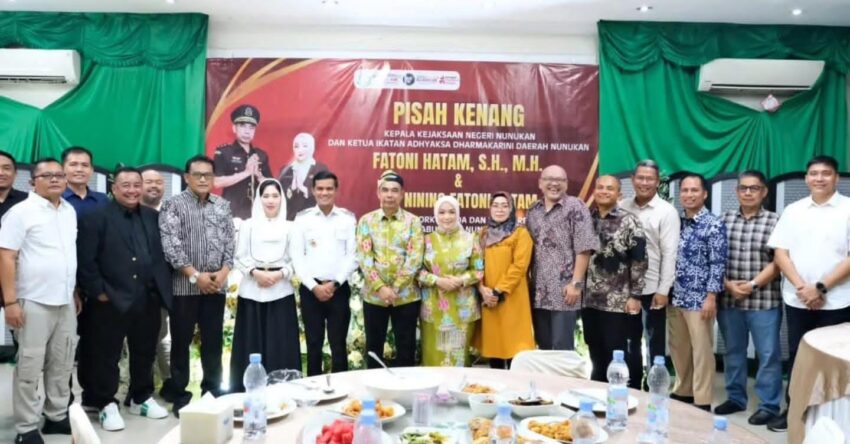 Pisah Kenang Pemkab Nunukan dengan Kepala Kejaksaan Negeri Nunukan. Suasana haru menyelimuti malam Pisah Kenang Kepala Kejaksaan Negeri Nunukan, Fatoni Hatam, yang dihadiri Bupati Irwan Sabri, Forkopimda, dan para pejabat daerah di Restoran Lenflin.