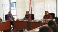 Pemprov Kaltara Asisten Bidang Administrasi Umum Setda Provinsi Kaltara, Pollymaart Sijabat, SKM., M.AP., saat membuka kegiatan Pembekalan Ujian Dinas dan Ujian Penyesuaian Kenaikan Pangkat (UPKP) di Ruang Rapat BKD Kaltara, Kamis (23/10). Kegiatan ini menjadi langkah awal peningkatan kompetensi dan pengembangan karier ASN di lingkungan Pemprov Kaltara.
