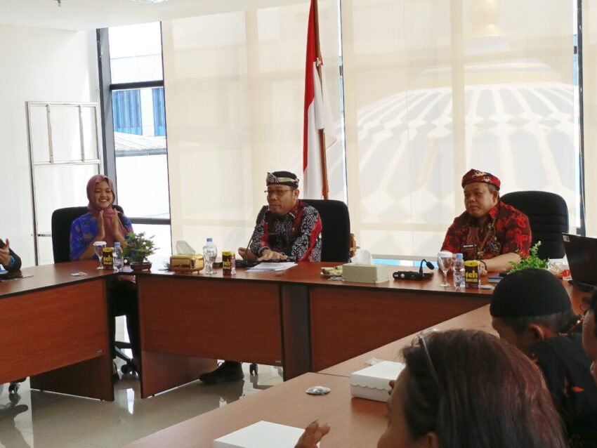 Pemprov Kaltara Asisten Bidang Administrasi Umum Setda Provinsi Kaltara, Pollymaart Sijabat, SKM., M.AP., saat membuka kegiatan Pembekalan Ujian Dinas dan Ujian Penyesuaian Kenaikan Pangkat (UPKP) di Ruang Rapat BKD Kaltara, Kamis (23/10). Kegiatan ini menjadi langkah awal peningkatan kompetensi dan pengembangan karier ASN di lingkungan Pemprov Kaltara.