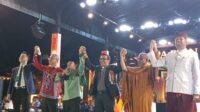 Lima tokoh lintas agama. Para tokoh lintas agama bergandeng tangan bersama Bupati Malinau di Panggung Padan Liu’ Burung sebagai simbol persatuan dan toleransi dalam dialog lintas iman bertema “Kasihi Penciptamu, Kasihi Sesamamu”, Kamis (23/10/2025) malam.