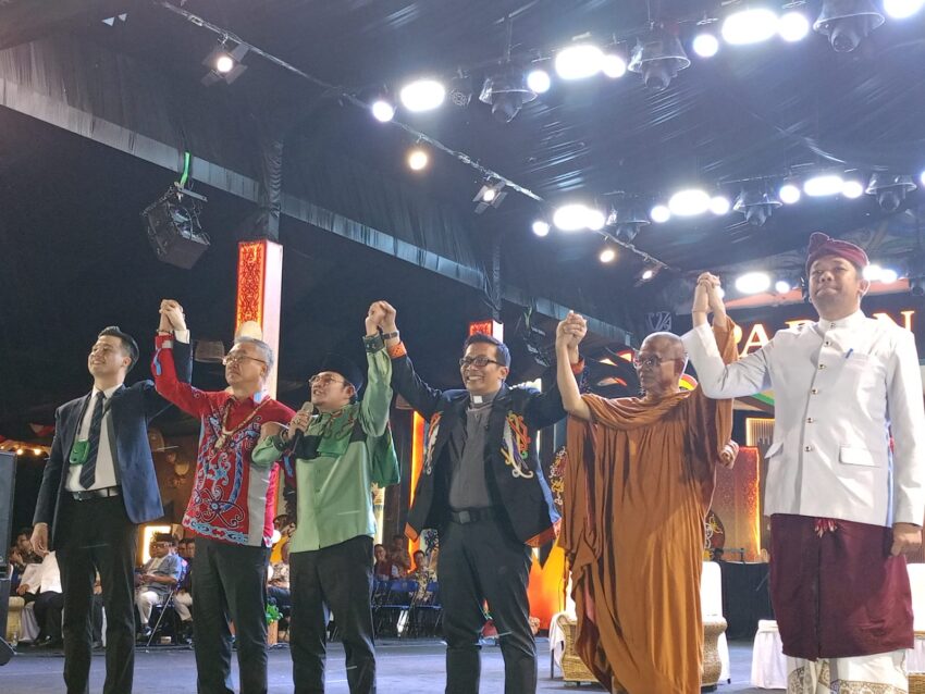 Lima tokoh lintas agama. Para tokoh lintas agama bergandeng tangan bersama Bupati Malinau di Panggung Padan Liu’ Burung sebagai simbol persatuan dan toleransi dalam dialog lintas iman bertema “Kasihi Penciptamu, Kasihi Sesamamu”, Kamis (23/10/2025) malam.