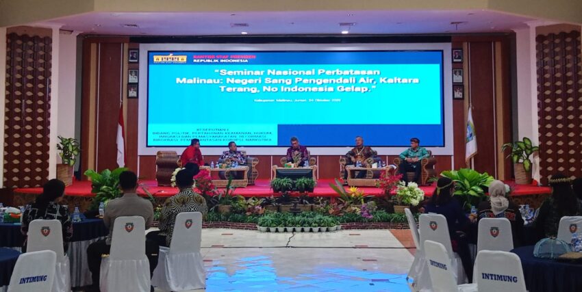 Seminar Nasional Wilayah Perbatasan. Bupati Malinau Wempi W Mawa, S.E., M.H. menyampaikan paparan dalam Seminar Nasional bertema “Perbatasan Kuat, Indonesia Bermartabat” di Ruang Tebengang, Jumat (24/10/2025). Kegiatan ini menjadi bagian dari rangkaian HUT ke-26 Kabupaten Malinau dan Festival Budaya IRAU ke-11 Tahun 2025.