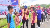 Janji Politik Bupati Nunukan. Senyum anak-anak Krayan menyambut pembagian seragam sekolah gratis dari Pemkab Nunukan. Pemerintah berkomitmen menghadirkan pendidikan yang setara hingga ke pelosok perbatasan.
