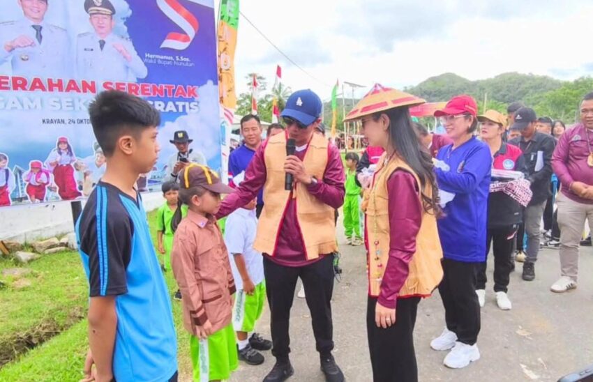 Janji Politik Bupati Nunukan. Senyum anak-anak Krayan menyambut pembagian seragam sekolah gratis dari Pemkab Nunukan. Pemerintah berkomitmen menghadirkan pendidikan yang setara hingga ke pelosok perbatasan.