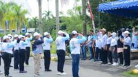 Gerak Jalan Bupati Malinau, Wempi W Mawa, S.E., M.H., secara resmi melepas peserta Gerak Jalan Tarkam 2025 di depan Stadion Utama Sepak Bola Malinau, Sabtu (25/10/2025).