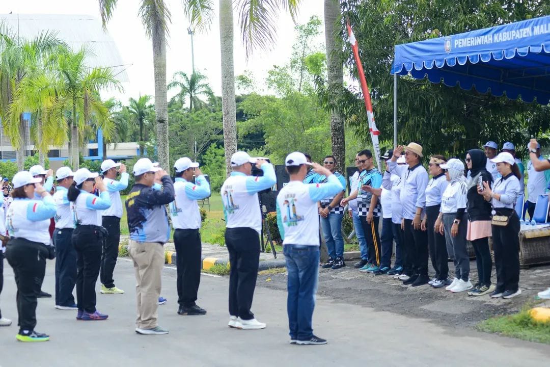 Gerak Jalan Bupati Malinau, Wempi W Mawa, S.E., M.H., secara resmi melepas peserta Gerak Jalan Tarkam 2025 di depan Stadion Utama Sepak Bola Malinau, Sabtu (25/10/2025).