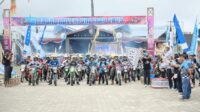 Trabas Adventure IRAU 2025. Momen Bupati Wempi W Mawa mengibaskan bendera start menandai dimulainya Trabas Adventure IRAU 2025 yang diikuti ratusan rider dari berbagai daerah dan negara tetangga.