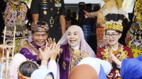 HUT Ke- 13 Kaltara. Gubernur Zainal Paliwang mengenakan pakaian adat saat momentum HUT ke-13 Provinsi Kaltara. Momentum tersebut menjadi ajang refleksi dan penguatan komitmen menuju Kaltara yang maju, makmur, dan berkelanjutan.