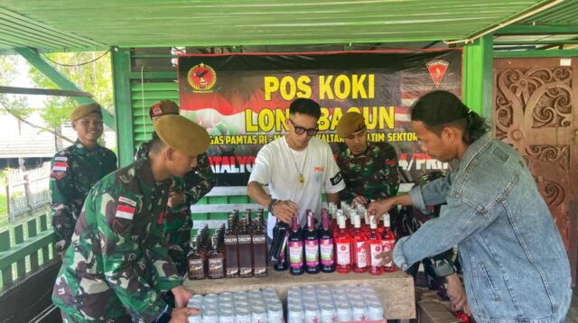 Miras. Ratusan botol dan kaleng miras ilegal diamankan Satgas Pamtas Yonarmed 4/Parahyangan di Pos Long Bagun sebagai hasil operasi pengamanan di wilayah perbatasan RI–Malaysia.