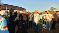 Iwan Fals. Aksi hijau Iwan Fals di Malinau, menanam pohon manggis sebagai pesan kepedulian lingkungan menjelang penampilannya di malam puncak IRAU ke-11.
