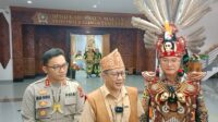Rocky Gerung. Rocky Gerung memberikan pandangan tentang kemajuan dan pelestarian budaya di Kabupaten Malinau, usai menghadiri rapat paripurna istimewa dalam rangka HUT Ke- 26 Kabupaten Malinau.