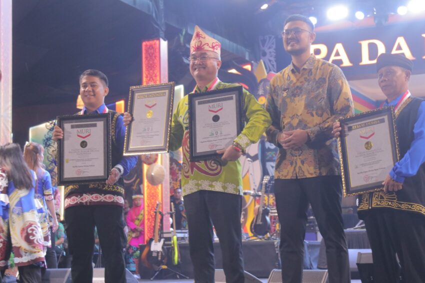 Penerimaan Rekor Muri Kabupaten Malinau. Momen bersejarah : Kabupaten Malinau raih empat rekor MURI sekaligus dalam penutupan IRAU ke-11 di Panggung Budaya Padan Liu’ Burung.