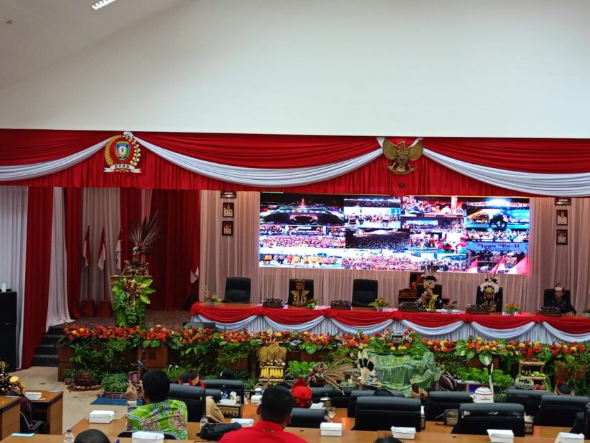 Rapat Paripurna DPRD Malinau. Bupati Malinau Wempi W Mawa, S.E., M.H., menyampaikan sambutan pada Rapat Paripurna Istimewa ke-1 DPRD dalam rangka HUT ke-26 Kabupaten Malinau di Ruang Paripurna DPRD Malinau, Minggu (26/10/2025).