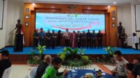 Perpisahan dan Ramah Tamah. Momen hangat saat Kajari dan Ketua PN menerima cenderamata dari Pemkab dan jajaran Anggota DPRD Malinau, simbol kebersamaan dan dedikasi mereka selama bertugas di Malinau.