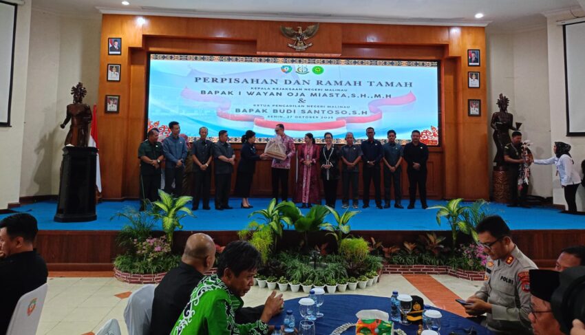 Perpisahan dan Ramah Tamah. Momen hangat saat Kajari dan Ketua PN menerima cenderamata dari Pemkab dan jajaran Anggota DPRD Malinau, simbol kebersamaan dan dedikasi mereka selama bertugas di Malinau.