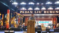 Perwakilan Kementerian Pariwisata. Asisten Deputi Strategi Event Kemenparekraf, Fransiskus Handoko, saat menyampaikan apresiasi kepada Pemerintah Kabupaten Malinau atas suksesnya penyelenggaraan HUT ke-26 dan Festival IRAU ke-11 di Panggung Budaya Padan Liu’ Burung, Minggu (26/10/2025) malam.