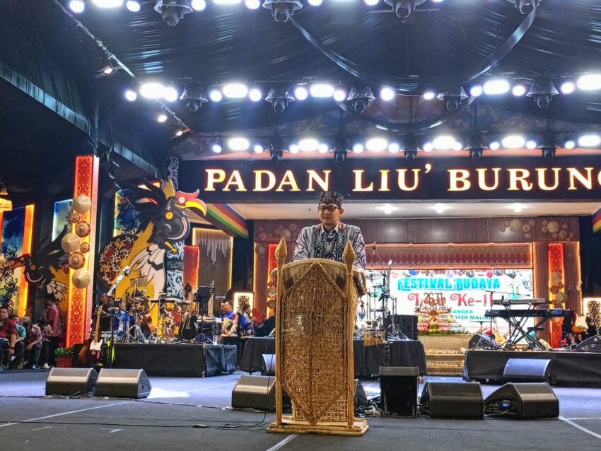 Perwakilan Kementerian Pariwisata. Asisten Deputi Strategi Event Kemenparekraf, Fransiskus Handoko, saat menyampaikan apresiasi kepada Pemerintah Kabupaten Malinau atas suksesnya penyelenggaraan HUT ke-26 dan Festival IRAU ke-11 di Panggung Budaya Padan Liu’ Burung, Minggu (26/10/2025) malam.