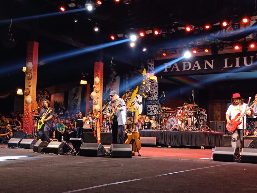 Iwan Fals. Musisi legendaris Iwan Fals tampil memukau di Panggung Budaya Padan Liu’ Burung, menutup perayaan HUT ke-26 dan IRAU ke-11 Kabupaten Malinau dengan penuh kehangatan dan kebersamaan.