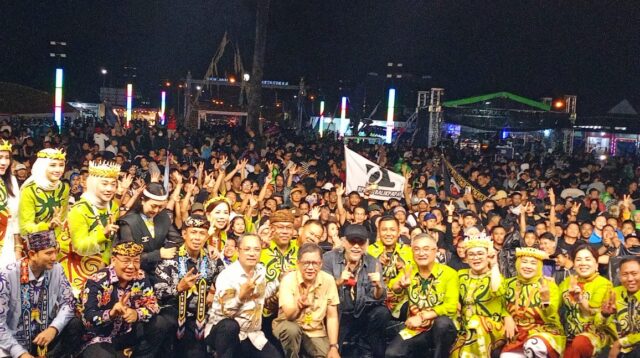 Penutupan Festival IRAU ke-11. Momen kebersamaan menutup seluruh rangkaian HUT ke-26 dan IRAU ke-11 Malinau. Wujud sinergi pemerintah dan masyarakat dalam menjaga budaya dan persaudaraan.