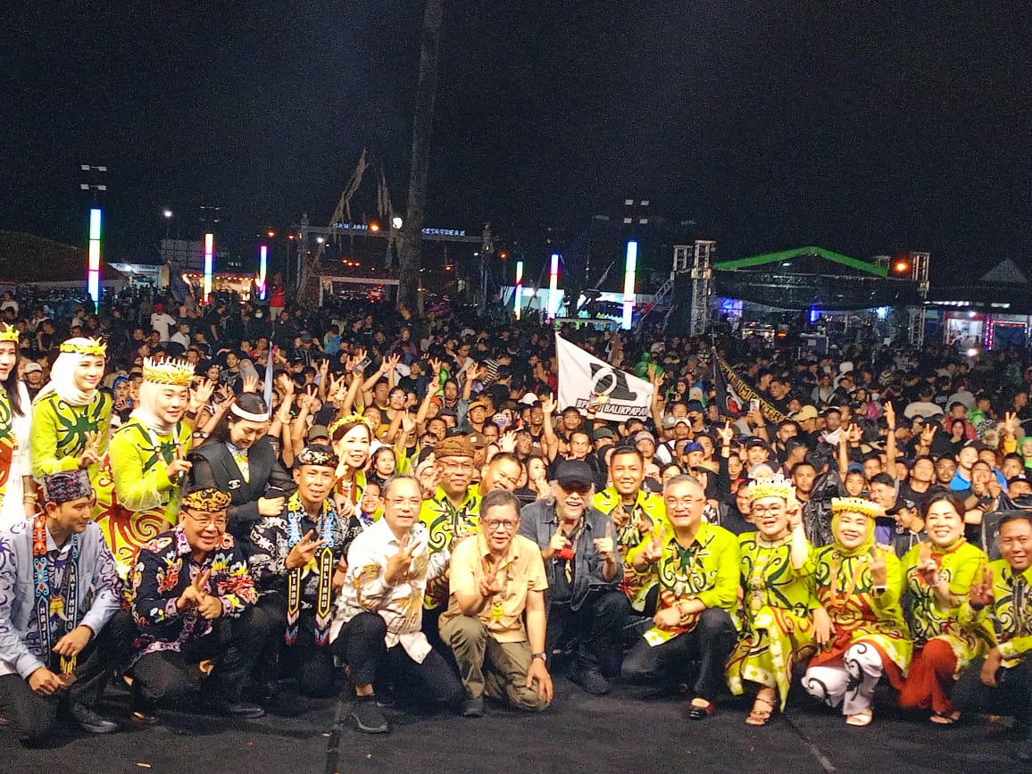 Penutupan Festival IRAU ke-11. Momen kebersamaan menutup seluruh rangkaian HUT ke-26 dan IRAU ke-11 Malinau. Wujud sinergi pemerintah dan masyarakat dalam menjaga budaya dan persaudaraan.