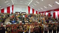 HUT Ke- 26 Kabupaten Malinau. Bupati Malinau, Wempi W. Mawa berfoto bersama Akademikus dan Filsuf, Rocky Gerung serta jajaran Forkopimda saat menghadiri Rapat Paripurna Istimewa HUT ke-26 Kabupaten Malinau. Simbol sinergi pemikiran dan kepemimpinan dalam membangun daerah berbasis budaya dan pengetahuan.