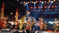 Penampilan Iwan Fals. Musisi legendaris Iwan Fals membawakan lagu tradisional Suku Tidung ‘Bebilin’ di malam penutupan Festival Budaya IRAU ke-11 Malinau, menghadirkan nuansa budaya lokal yang berpadu dengan musik modern.