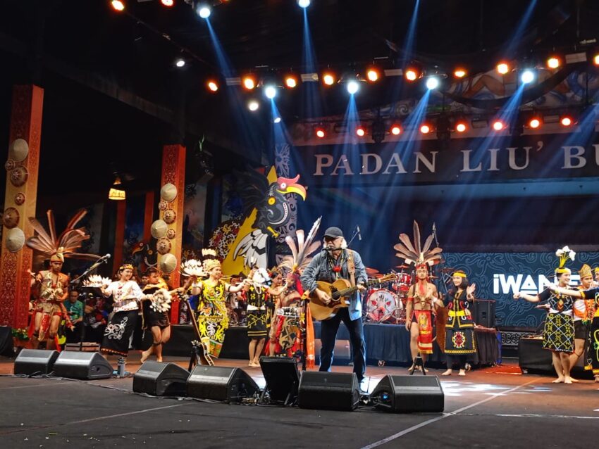Penampilan Iwan Fals. Musisi legendaris Iwan Fals membawakan lagu tradisional Suku Tidung ‘Bebilin’ di malam penutupan Festival Budaya IRAU ke-11 Malinau, menghadirkan nuansa budaya lokal yang berpadu dengan musik modern.