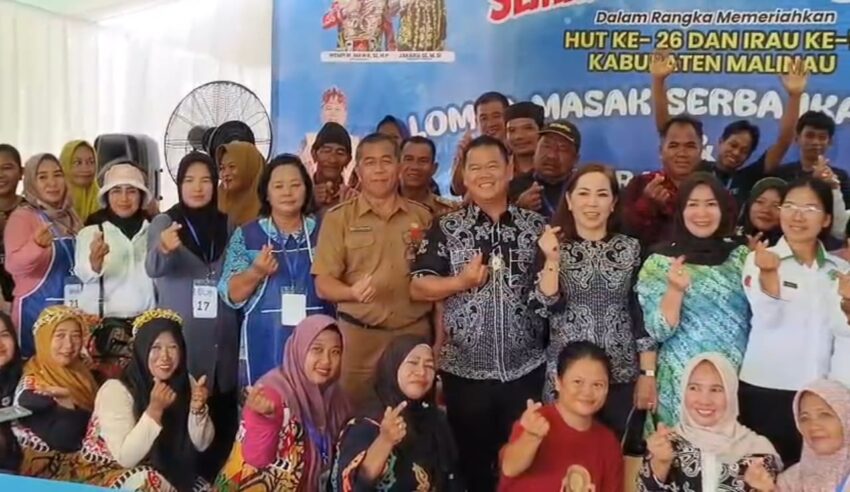 Sekda Malinau bersama panitia pelaksana dan para peserta lomba. Para peserta lomba masak ikan sungai dan merangkai jala berfoto bersama Ketua DPD KNTI Malinau dan Sekda Dr. Ernes Silvanus, menandai semangat kolaborasi dan pelestarian budaya perikanan tradisional di Malinau.
