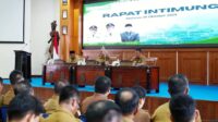 Kegiatan Rapat Intimung Pemkab Malinau. Bupati Malinau Wempi W. Mawa, S.E., M.H., menyampaikan arahan strategis pasca-HUT ke-26 dan IRAU ke-11 kepada seluruh Kepala OPD dan Camat di Rapat Intimung, Selasa (28/10/2025). Fokus rapat meliputi pengembangan budaya, pariwisata, energi hijau, serta persiapan Porprov 2026.