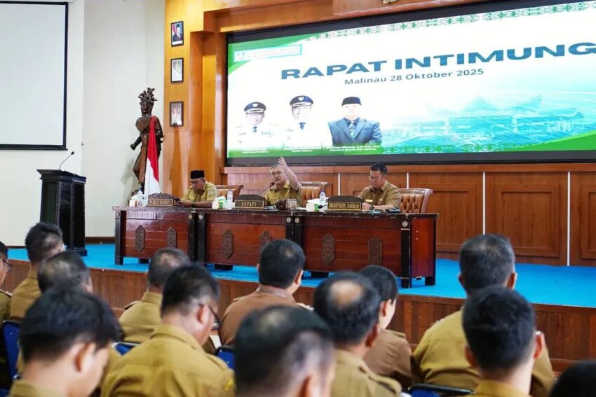 Kegiatan Rapat Intimung Pemkab Malinau. Bupati Malinau Wempi W. Mawa, S.E., M.H., menyampaikan arahan strategis pasca-HUT ke-26 dan IRAU ke-11 kepada seluruh Kepala OPD dan Camat di Rapat Intimung, Selasa (28/10/2025). Fokus rapat meliputi pengembangan budaya, pariwisata, energi hijau, serta persiapan Porprov 2026.