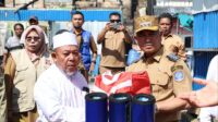 Pemberian Bantuan Korban Kebakaran di Kota Tarakan. Wali Kota Tarakan, dr. H. Khairul, M.Kes., menyerahkan secara simbolis bantuan darurat bencana kepada warga korban kebakaran di RT 29 Kelurahan Sebengkok AL, Selasa (28/10/2025). Bantuan disalurkan melalui BPBD Tarakan sebagai bentuk kepedulian pemerintah terhadap warga terdampak.