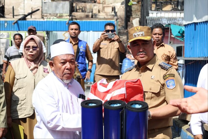 Pemberian Bantuan Korban Kebakaran di Kota Tarakan. Wali Kota Tarakan, dr. H. Khairul, M.Kes., menyerahkan secara simbolis bantuan darurat bencana kepada warga korban kebakaran di RT 29 Kelurahan Sebengkok AL, Selasa (28/10/2025). Bantuan disalurkan melalui BPBD Tarakan sebagai bentuk kepedulian pemerintah terhadap warga terdampak.