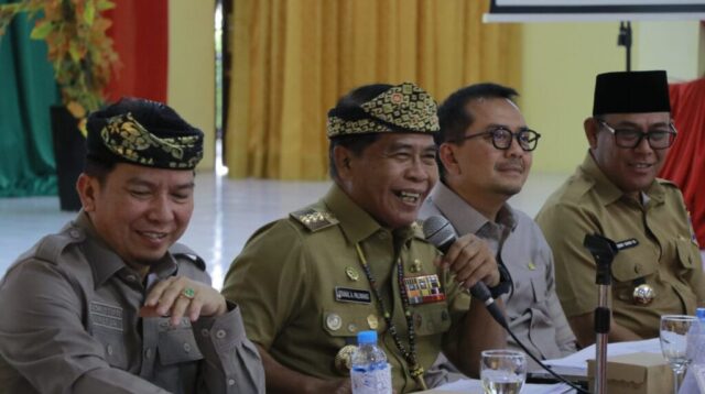 Gubernur Kaltara. Gubernur Kalimantan Utara, Dr. H. Zainal A. Paliwang, S.H., M.Hum., menyampaikan sambutan selamat datang kepada rombongan Komisi V DPR RI dalam kunjungan kerja masa reses di Kantor Wali Kota Tarakan, Senin (27/10/2025).