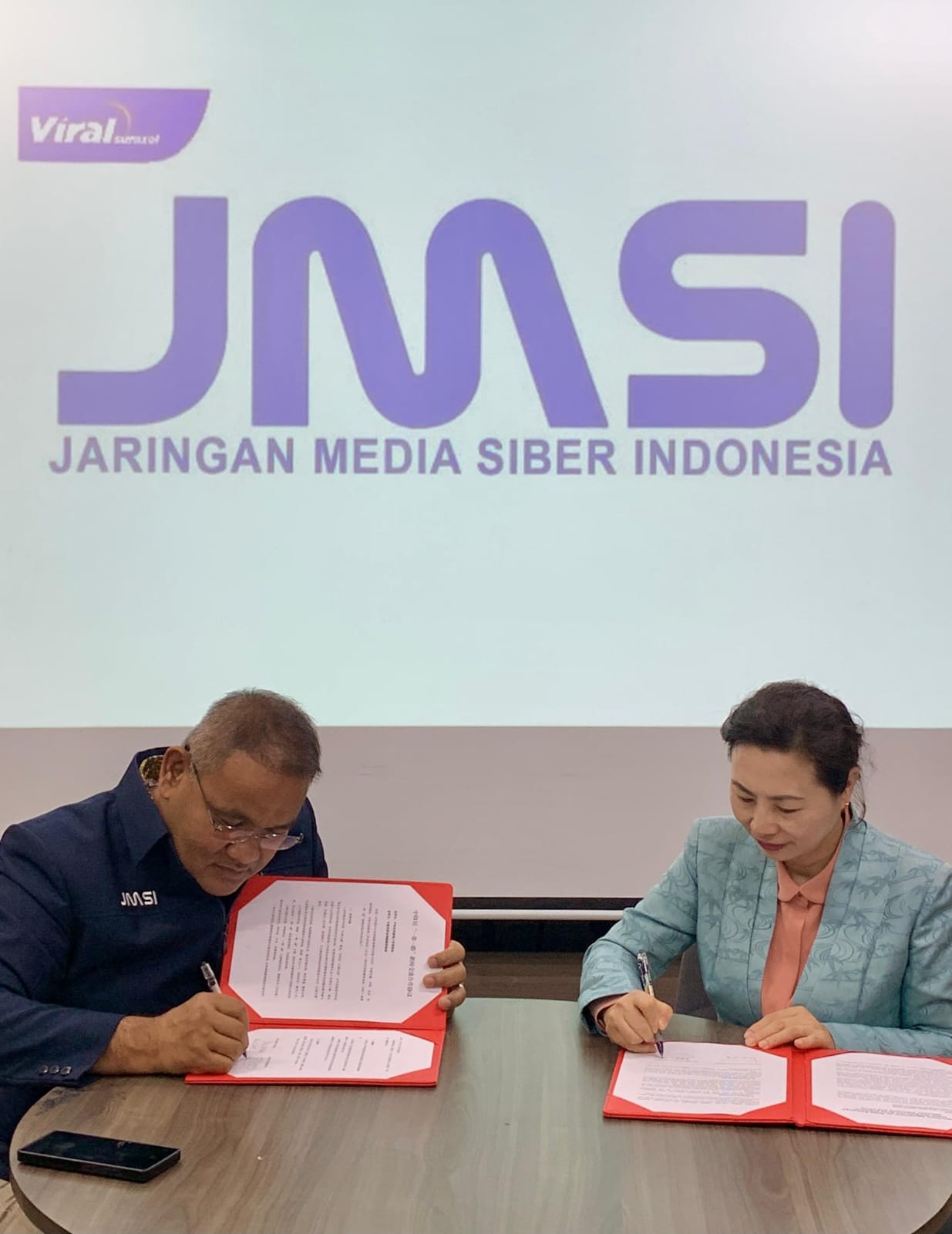 Ketua Umum JMSI Teguh Santosa dan Sekretaris Eksekutif ACJA Wu Xu menandatangani Memorandum of Understanding (MoU) kerja sama media antara JMSI dan ACJA di Gedung VOI Media, Jakarta, Selasa (28/10/2025).Kerja sama ini menjadi langkah strategis memperkuat komunikasi, pertukaran jurnalis, dan kolaborasi media antara Indonesia dan Tiongkok.