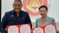 Penandatangan MoU Media. Ketua Umum JMSI, Teguh Santosa bersama Sekretaris Eksekutif ACJA, Wu Xu usai penandatanganan MoU. Keduanya optimistis kerja sama ini akan menjadi tonggak baru diplomasi media antara Indonesia dan Tiongkok melalui “Rumah Wartawan Tiongkok–Indonesia".