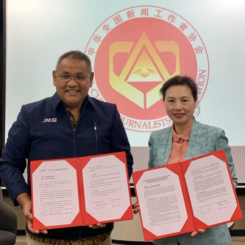 Penandatangan MoU Media. Ketua Umum JMSI, Teguh Santosa bersama Sekretaris Eksekutif ACJA, Wu Xu usai penandatanganan MoU. Keduanya optimistis kerja sama ini akan menjadi tonggak baru diplomasi media antara Indonesia dan Tiongkok melalui “Rumah Wartawan Tiongkok–Indonesia".